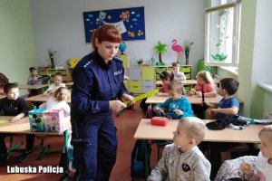 St.asp. Julita Cholewińska prowadzi zajęcia z dziećmi
