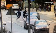 Nagranie z kamery miejskiej na którym policjant goni oszusta