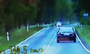 Nagranie z wideorejestratora na którym widnieje mercedes  jadący z prędkością 140 km/h