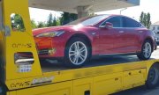 odzyskany samochód marki Tesla stojący na lawecie