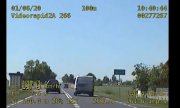 klatka z nagrania z wideorejestratora jak kierujący popełnia wykroczenia drogowe