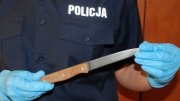 policjant trzyma w ręku nóż, z którym mężczyzna rzucił się na funkcjonariuszy