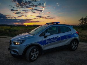 policyjny radiowóz - w tle zachód słońca