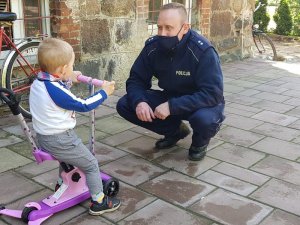Policjant rozmawia z wychowankiem Domu Dziecka