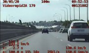 Nagranie z wideorejestratora na którym widac jak samochód jedzie 133 km/h