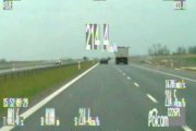 stop klatka  z policyjnego wideorejestratora z nagrania kierowcy jadącego z prędkością 214 km/h