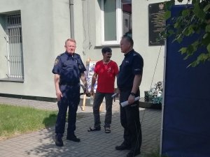 Na zdjęciach widzimy policjantów oddających krew do RCKiK w Łodzi