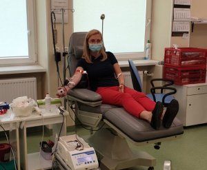 Wolontariuszka oddająca krew dla małej Nadii