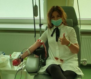 Wolontariuszka oddająca krew