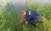 Policjant wyciąga koziołka z wody