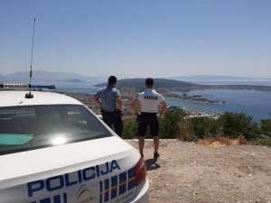 Patrol mieszany Polskiej Policji i Policji Chorwackiej  patrzy na panorame miasta