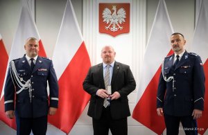 dwaj policjanci w mundurach - Zastępca Komendanta Głównego Policji i szef CBŚP oraz Szef Oddziału DEA w Polsce