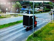 widok z kamery mobilnego centrum monitoringu wykroczenia w ruchu drogowym popełnionego przez samochód dostawczy