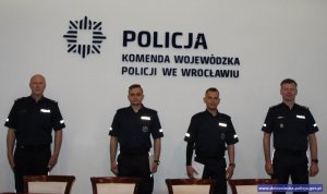 Komendant Wojewódzki Policji we Wrocławiu wraz z nagrodzonymi policjantami z Trzebnicy oraz Komendantem Komendy Powiatowej w Trzebnicy