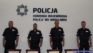 Komendant Wojewódzki Policji we Wrocławiu wraz z nagrodzonymi policjantami z Wrocławia oraz Komendantem Komisariatu Wodnego we Wrocławiu
