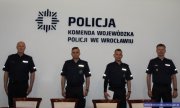 Komendant Wojewódzki Policji we Wrocławiu wraz z nagrodzonymi policjantami z Trzebnicy oraz Komendantem Komendy Powiatowej w Trzebnicy