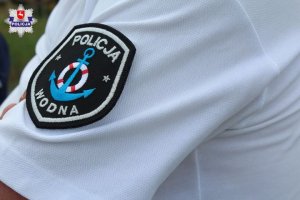 logo policji wodnej na rękawie koszulki policjanta