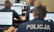 policjanci przed monitorami komputerów - zdjęcie poglądowe