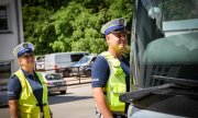 policjant i policjantka w trakcie kontroli autokaru