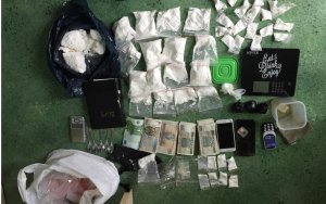 zabezpieczone przez policjantów przedmioty narkotyki, pieniądze, telefony komórkowe