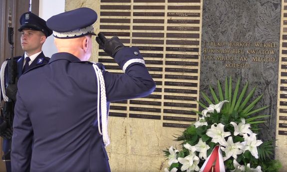Komendant Główny Policji gen.insp. Jarosław Szymczyk przed Tablicą Pamięci oddaje honor policjantom poległym na służbie
