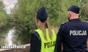 policjanci nad rzeką