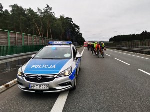 Policja zabezpiecza przejazd kolarzy