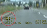 fragment z wideorejestratora na którym widać jak samochód jedzie 163 km/h