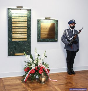 policjant przy tablicy