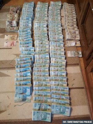 Na zdjęciach widzimy pieniądze zabezpieczone w związku z zatrzymaniem kobiety podejrzanej o wyłudzenie kilku milionów złotych z NFZ