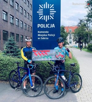Policjanci stoją przy rowerach