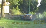 Fragment nagrania z wideorejestratora, na którym widać jak pojazd uderza w murek