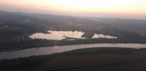widok okolic w gminie Czchów  z lotu policyjnego helikoptera w trakcie poszukiwań zaginionego&quot;&gt;