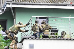 Zdjęcie kolorowe: śląscy kontrterroryści na balkonie budynku&quot;&gt;