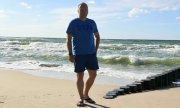 asp. sztab. Andrzej Krukowski na plaży w tle morze