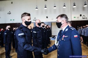 Komendant Wojewódzki Policji we Wrocławiu insp. Dariusz Wesołowski składa gratulacje nowo przyjętym funkcjonariuszkom i funkcjonariuszom