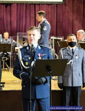 Komendant Wojewódzki Policji we Wrocławiu insp. Dariusz Wesołowski przemawia w trakcie uroczystości ślubowania