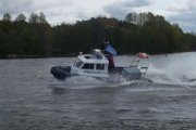 policyjna łódz motorowa na wodzie