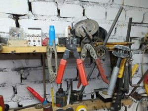 Ujawnione narzędzia i akcesoria budowlane