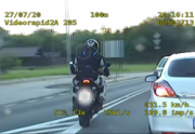 widok ekranu policyjnego wideorejestratora podczas pościgu za motocyklistą