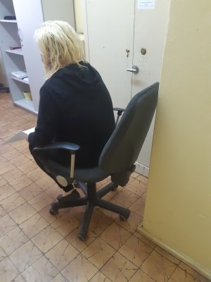zatrzymana kobieta w trakcie przesłuchania siedzi na krześle