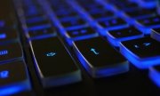 podświetlona na fioletowo klawiatura komputerowa