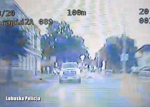 Fragment z wideorejestratora na którym widać jadący samochód