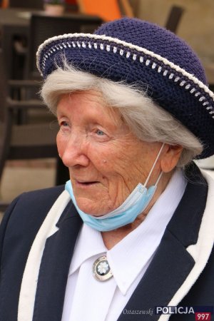 starsza kobieta w kapeluszu
