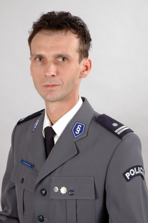 Tomasz Bednarek w mundurze wyjściowym, jeszcze w stopniu podinspektora