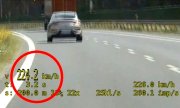 zdjęcie pędzącego samochodu na ekranie wideorejestratora
