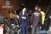 Policjanci polscy i niemieccy wspólnie oglądają zabezpieczone mienie w postaci części samochodowych