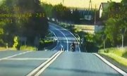 Kadr z filmu, motocyklista jadący na drodze