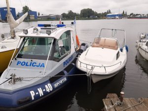 łódź policyjna oraz odnaleziona skradziona łódź