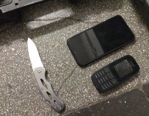 Zabezpieczony nóż i telefony